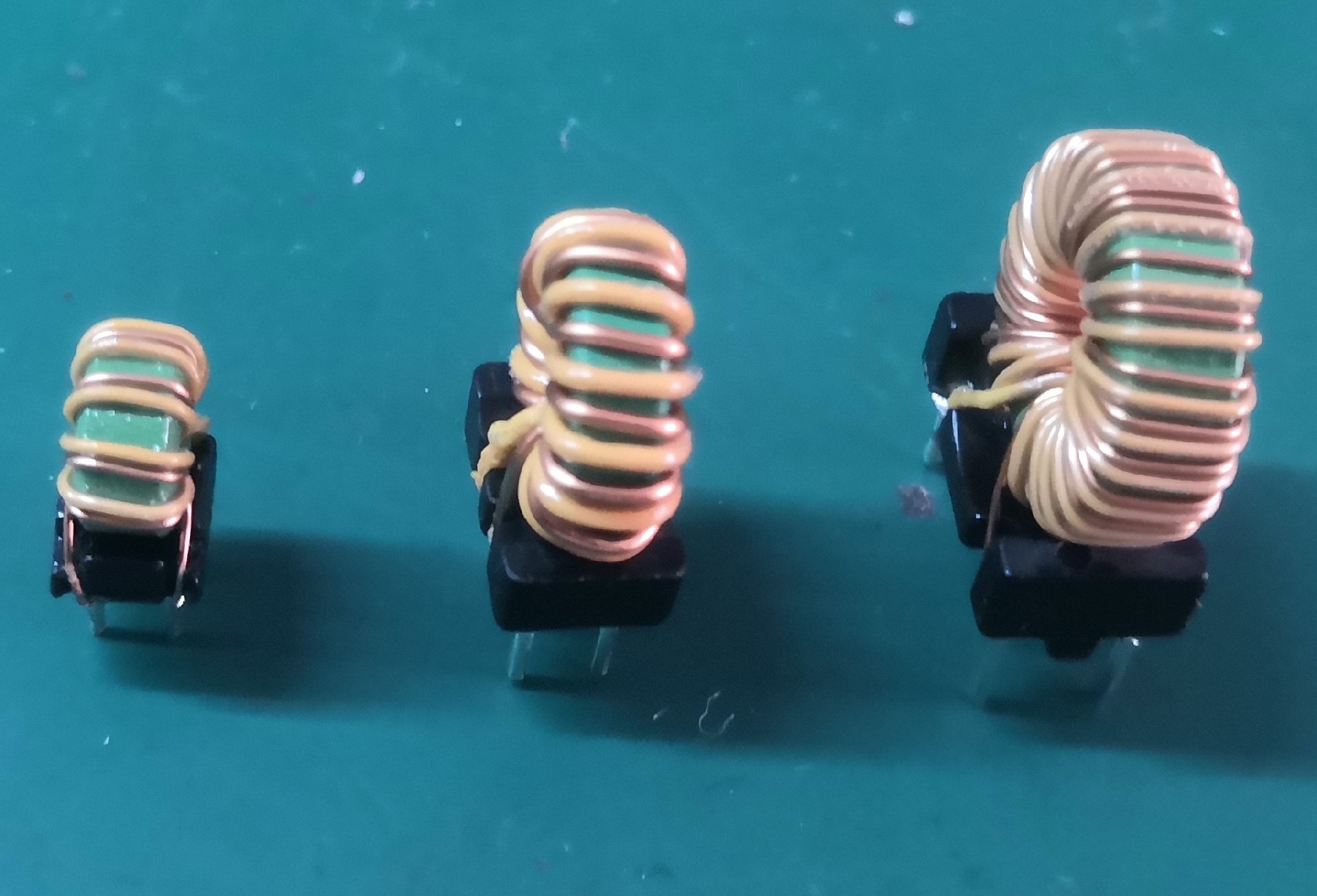 立式插件帶底座磁環(huán)電感 立式插件帶底座磁環(huán)電感